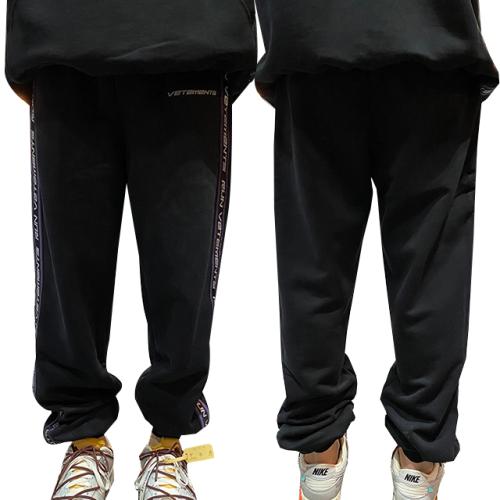 [논현 더팩토리](당일) 베트멍 로고 테이프 스웻 조거 팬츠 (UA52PA300B BLACK)
